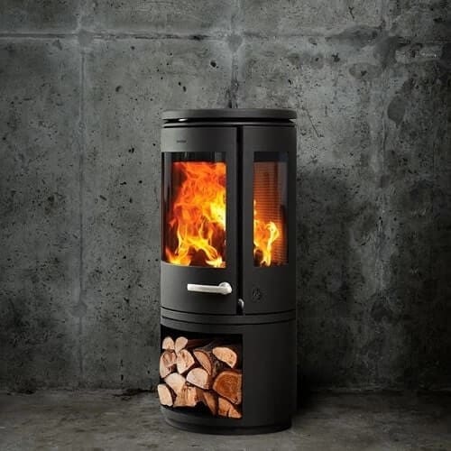 Holzofen Morsoe 7943 | 7,3 kW mit einem Fach zum Holzaufbewahren
