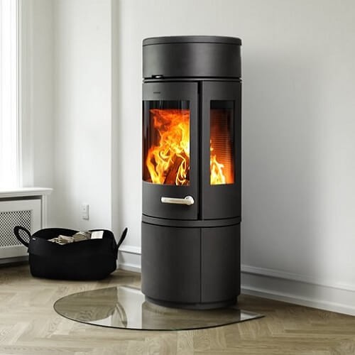 Holzofen Morsoe 7943 | 7,3 kW mit einem Fach zum Holzaufbewahren